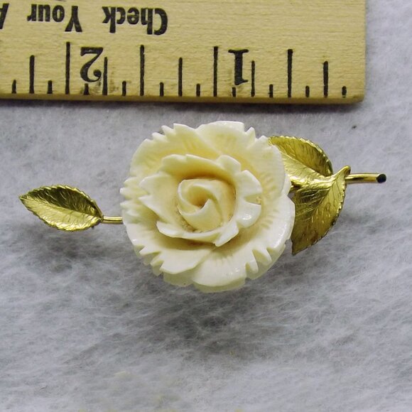 VTG.  Cream Carved Celluloid Rose Brooch and Rose Screw Back Earrings - Picture 5 of 7